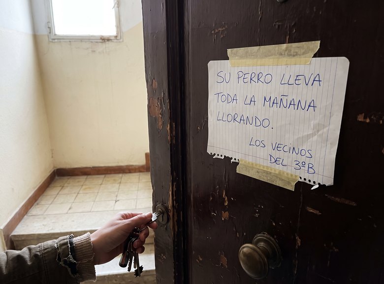 Nota de los vecinos pegada en la puerta de un piso: «Su perro lleva toda la mañana llorando»